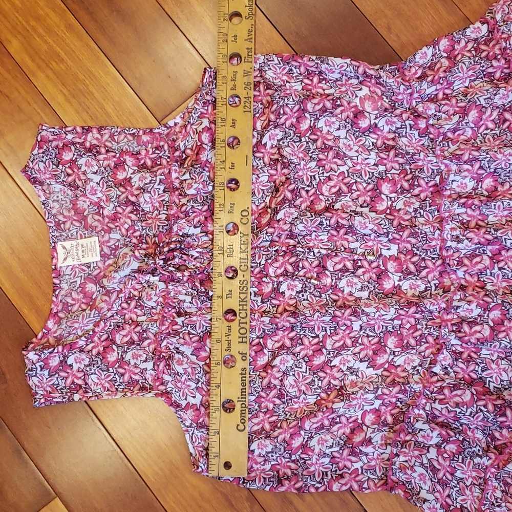 Women's size Medium floral tank top, pink lilies - Picture 6 of 10